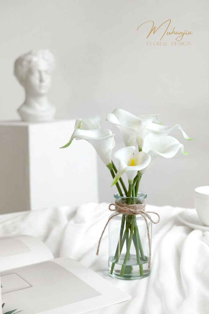 Artificial Flowers Calla Lily in Glass Vase with Faux Water, Artificial Flower Real Touch Latex Flowers - Set of 7
