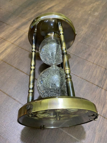 Elegant Brass Sand Timer - Vintage Hourglass Decor with Fine Sand - Timeless Antique Brass Finish, Perfect, or as