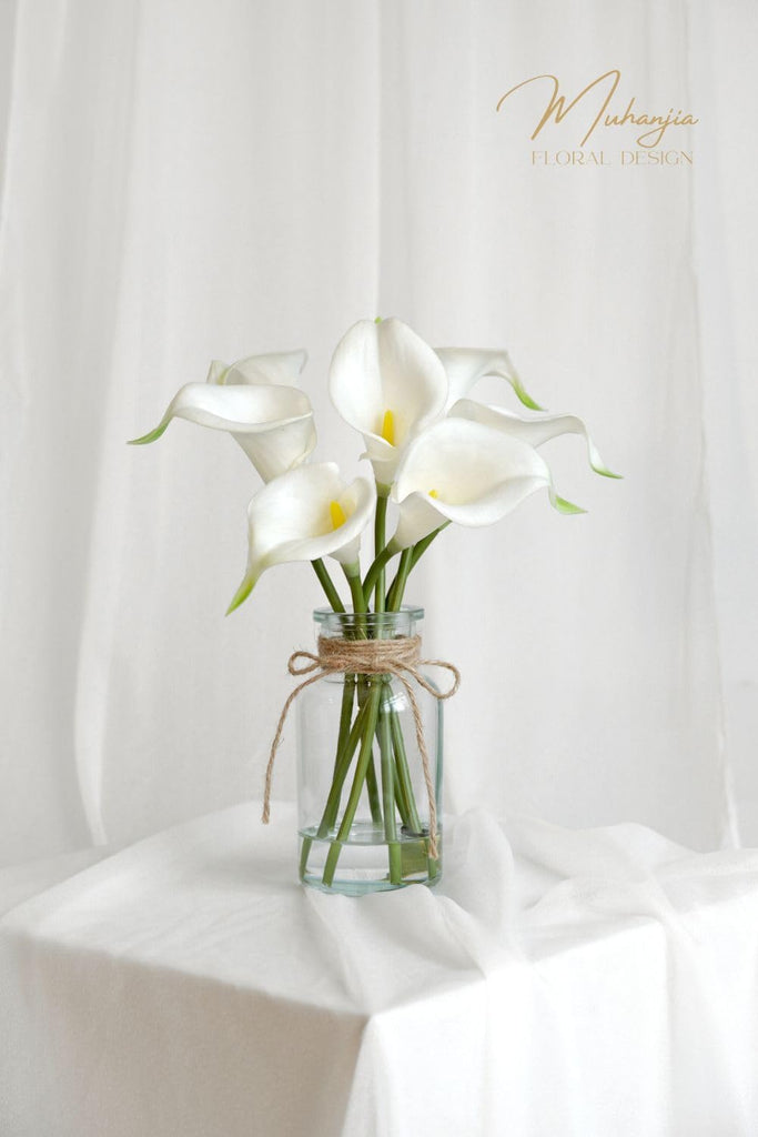 Artificial Flowers Calla Lily in Glass Vase with Faux Water, Artificial Flower Real Touch Latex Flowers - Set of 7