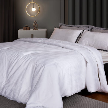 Luxury Silk Comforter for All Season - Cooling Duvet Insert, Lightweight Body Hugging Blanket, Ultra Soft Long Strand