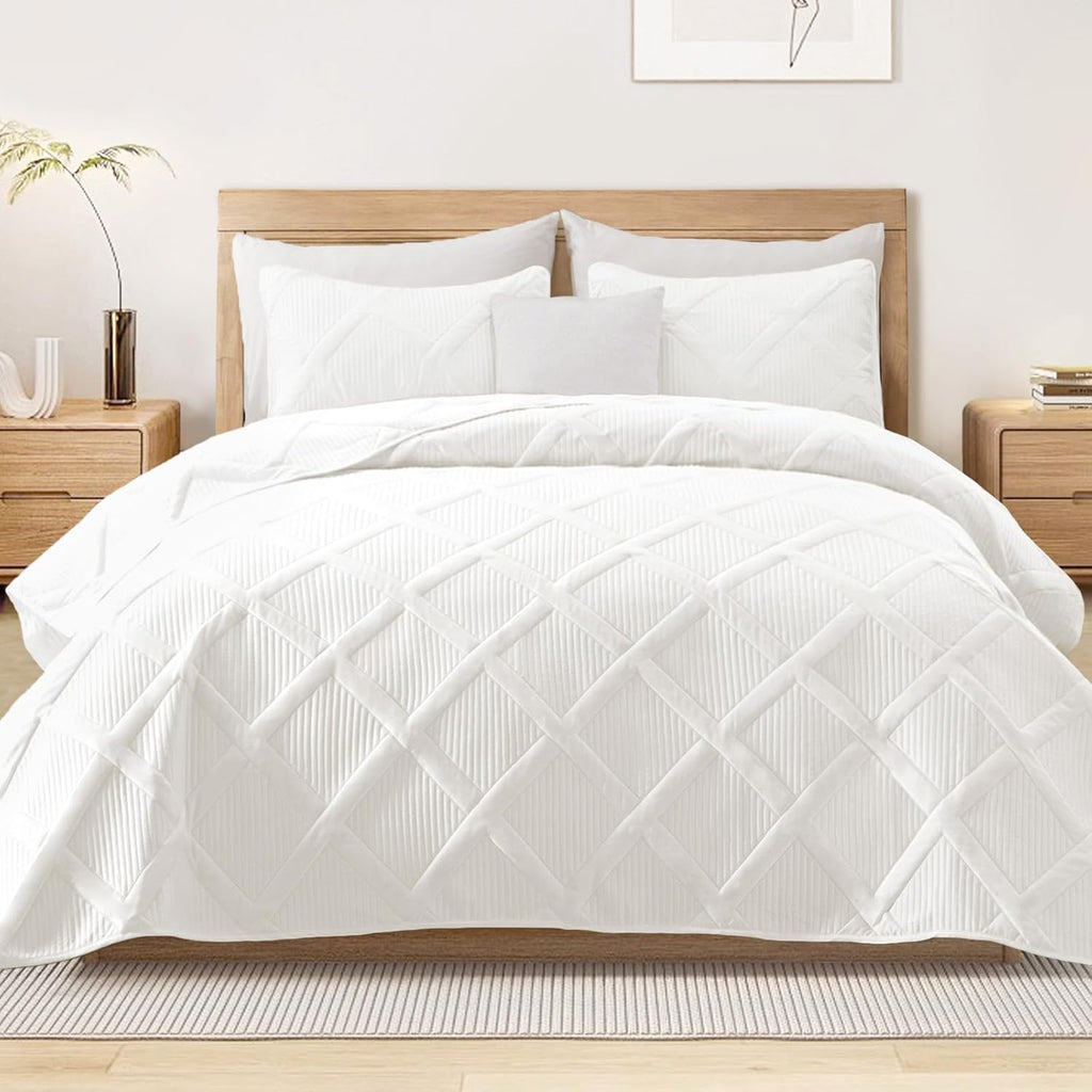 Quilts Queen - White Quilt Set Bedspread with 2 Pillow Shams, Modern Bedding Set with Striped Pattern, Soft