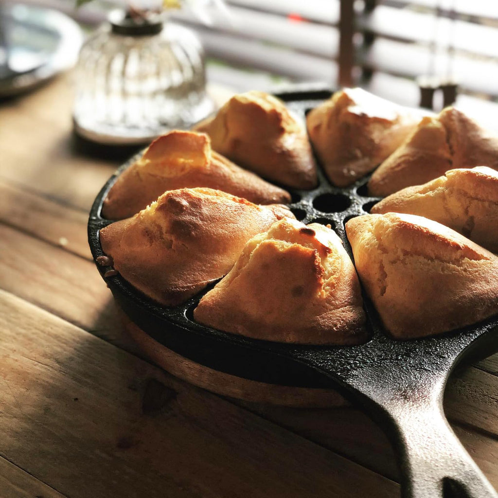 Cast Iron Wedge Pan, Round Corn Bread Skillet, 8-edges Biscuit Pan Mini Cake Pan with Long Handle for Scones, Corn
