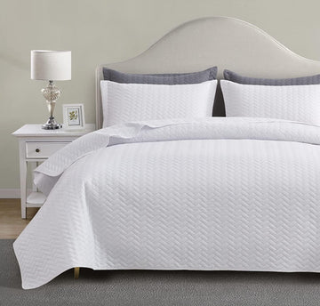White Quilt Set Queen, Lightweight Bedspread Ultrasonic Chevron Pattern Light Coverlet for All Season Comforter