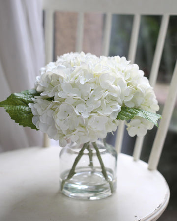 Touch Artificial White in Vase Decoration