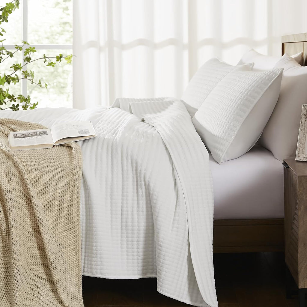 White Quilt Set Queen-3 Pieces Lightweight Bedspreads Summer Coverlet for All Season, Soft Quilt Bedding Set with 2