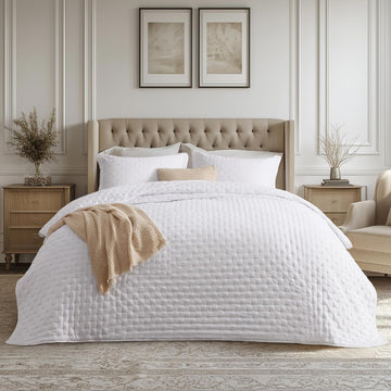 King Quilt - Lightweight Comforter King for Summer, Bright White Bedspread King with Clover Pattern, Soft Ultrasonic