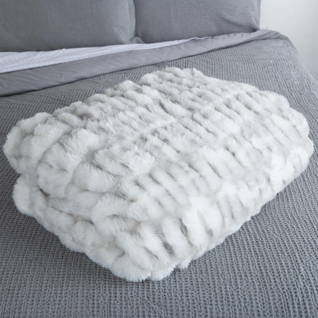Oversized Ruched Faux Fur Blanket - 60x80-Inch Jacquard Faux Fur Queen-Size Throw for Sofas and Beds - Luxurious
