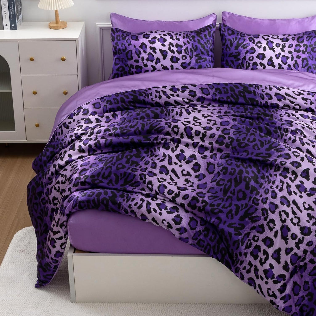 A Nice Night Leopard Printed，Satin Silky Soft Quilt Sexy Luxury Super Soft Microfiber Comforter Quilt Bedding