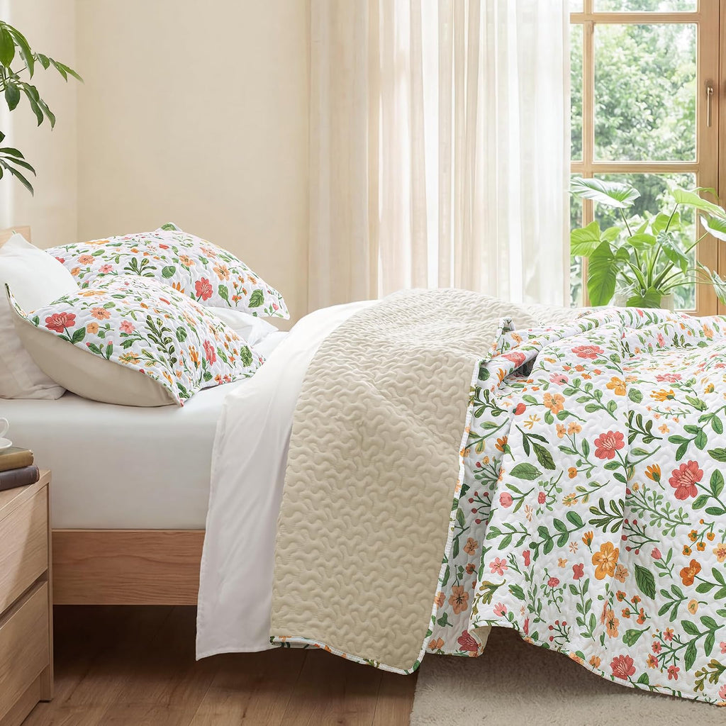 Floral Quilts Queen, White Queen Quilt Bedding Set with Chic Vintage Botanical Pattern, Reversible Lightweight Spring