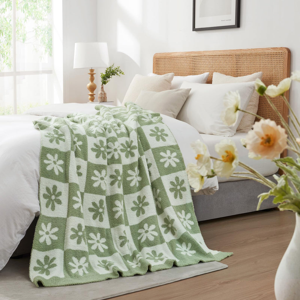Checkered Blanket, Sage Green Flower Throw Blanket for Couch Plaid Microfiber Fluffy Warm Cozy Fuzzy Soft Throw