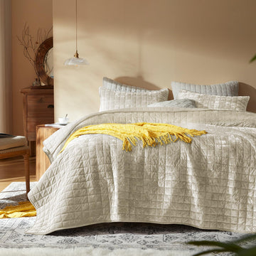 Velvet Quilt King Size-98''x106'', Lightweight Beige Velvet Comforter Set with 2 Pillow Shams, Soft Bedspread