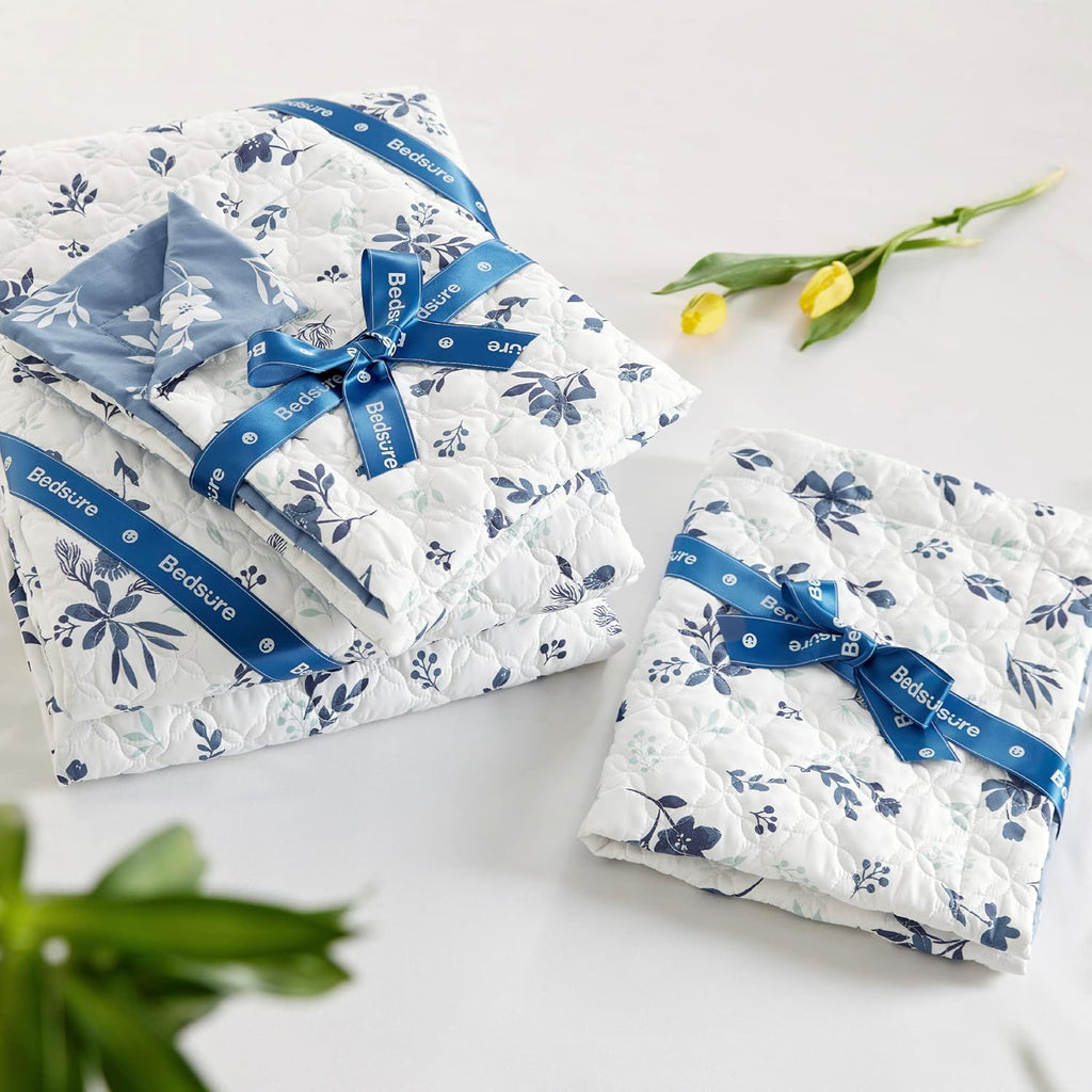 Floral Quilt Queen - Reversible Blue & White Floral Comforter, Daisy Design Lightweight Bedspread Quilt Bedding, Soft