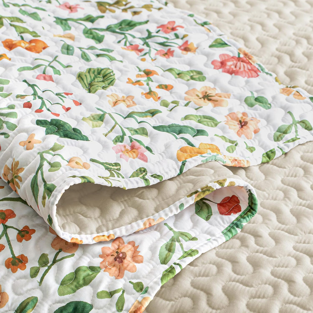 Floral California King Quilt Bedding Set, White Cal King Quilt with Spring Botanical Pattern, Reversible Lightweight