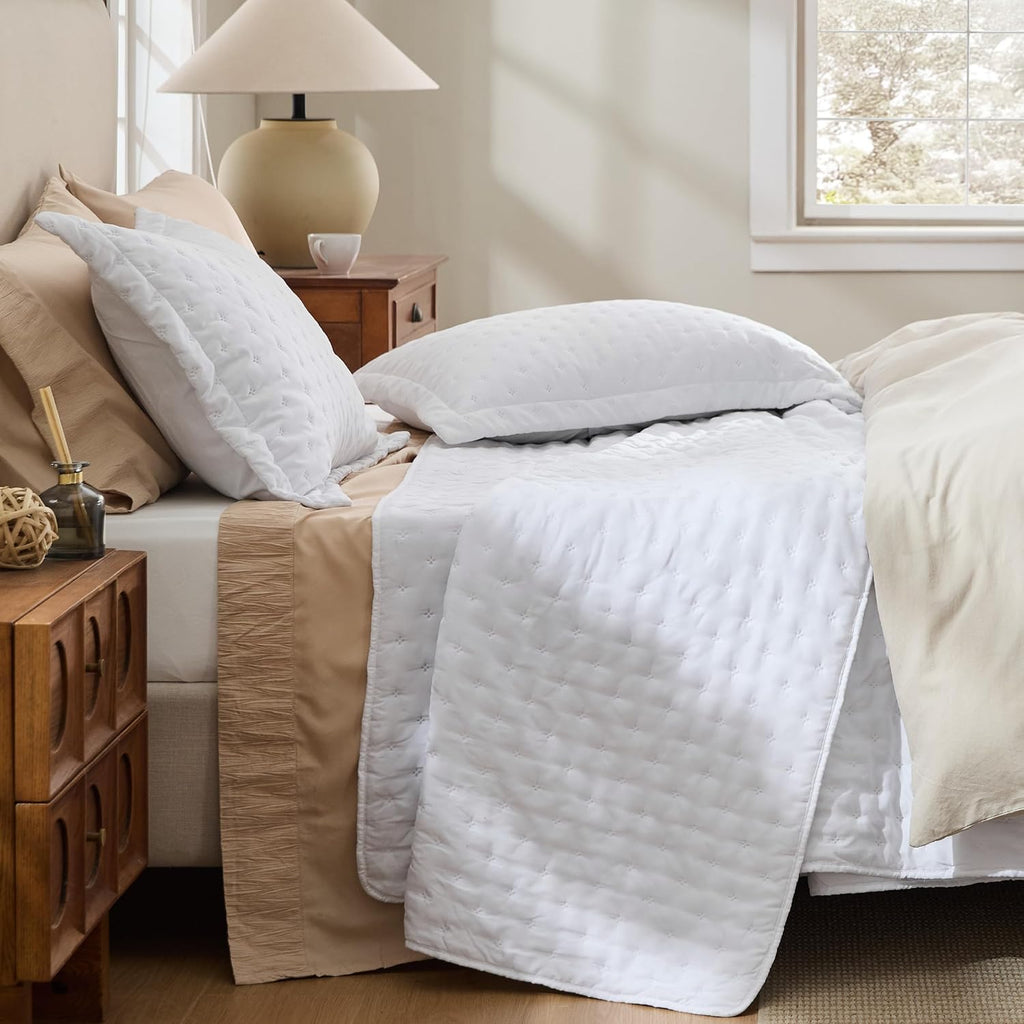 Quilts Queen - Lightweight Comforter Queen for Summer, Bright White Bedspread Quilt with Clover Pattern, Soft