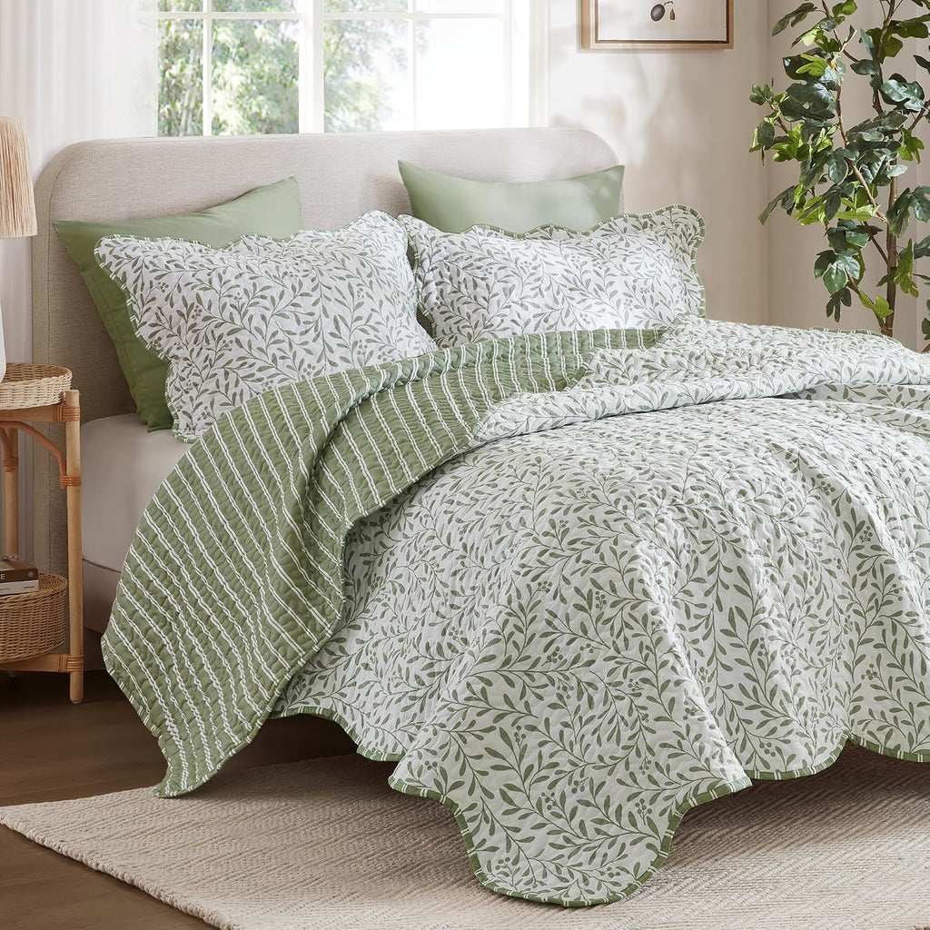 3-Piece Reversible Quilt Set, Botanical Print & Scalloped Edge, Lightweight Summer Bedding, Queen, Market Green