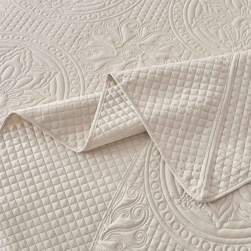 Oversized King Quilt Bedspread 132x 120, Extra Wide Alaska King Quilt, 3 Piece Soft Microfiber Lightweight Super King