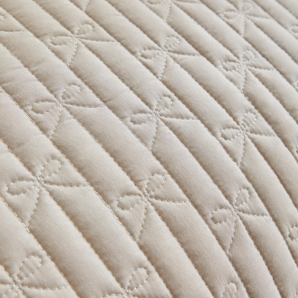 Ruffled Quilt Bedding Set 96 * 108 in - 3 Pieces Solid Shabby Chic Farmhouse Ruffles Rustic Coverlet