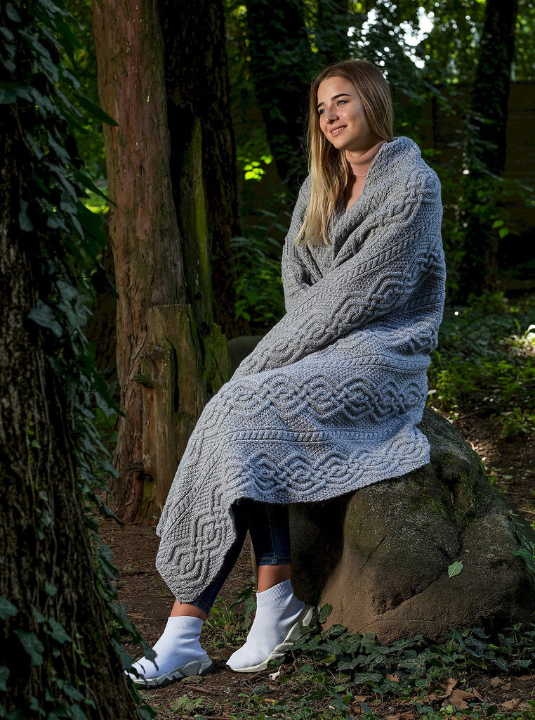 Luxurios Dara 100% Cable Knit Aran Throw/Blanket (Grey) by 69 x 44 inches