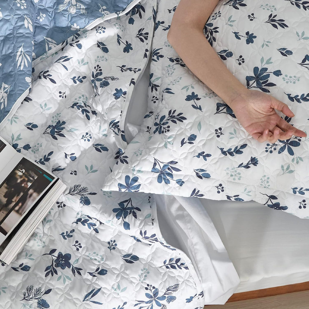 Floral Quilt King - Reversible Blue & White Floral Comforter, Daisy Design Lightweight Bedspread Quilt Bedding, Soft