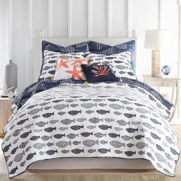Bakio Quilt Set - Quilt + Two Standard Pillow Shams - Contemporary Coastal in Navy and White - Quilt
