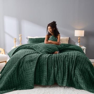 Corduroy Texture Hunter Green Quilt Set - Hypoallergenic Skin-Friendly Soft Plush Velvety Touch Bedspread