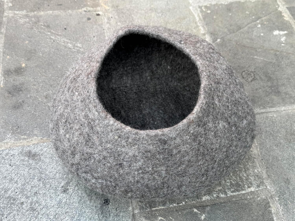 Felt Cat Cave Bed for Indoor Cats - Wool Pet House, Cozy Enclosed Cat Nest, Warm Igloo Hideaway for Small Cats &