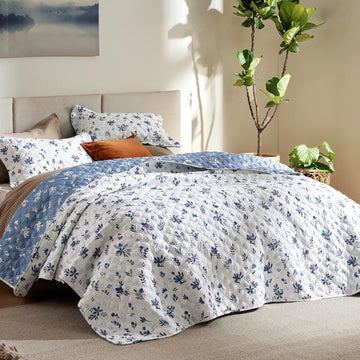 Floral Quilt King - Reversible Blue & White Floral Comforter, Daisy Design Lightweight Bedspread Quilt Bedding, Soft