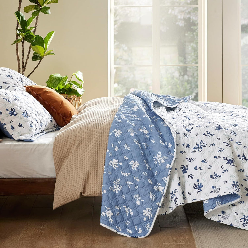 Floral Quilt King - Reversible Blue & White Floral Comforter, Daisy Design Lightweight Bedspread Quilt Bedding, Soft