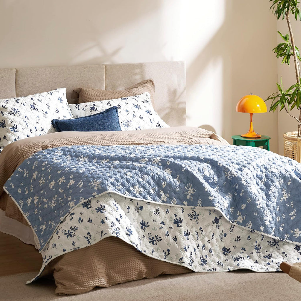Floral Quilt King - Reversible Blue & White Floral Comforter, Daisy Design Lightweight Bedspread Quilt Bedding, Soft